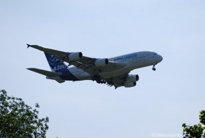 Ein A380 im Landeanflug auf den Flughafen Hamburg