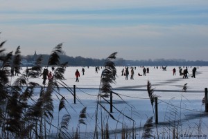 Schlittschuhlaufen auf dem zugefrorenen See