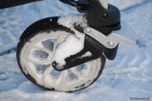 Kinderwagen im Schnee