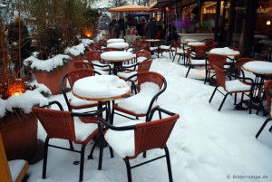 Alle Tische besetzt im Café