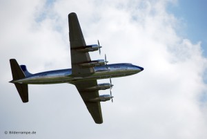 Eine DC-6B über dem Flughafen Bremen