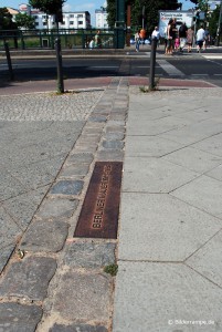 Gekenzeichneter Mauerstreifen am U-Bahnhof Bernauer Straße