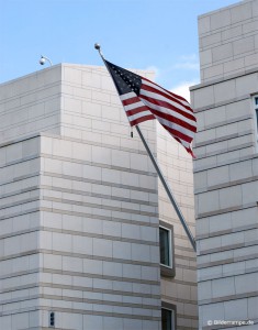 Flagge an der US-Botschaft in Berlin