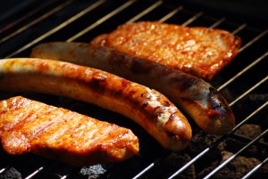 Grill mit Bratwurst und Fleisch