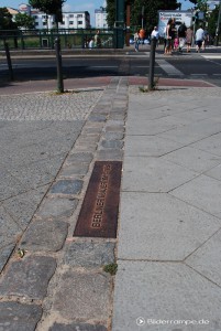 Die Mauer verlief direkt am Eingang