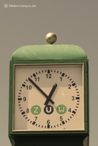 Diese Uhr zeigt 7 Minuten vor Eins
