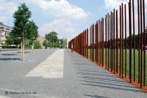 Stahlstangen zeigen den Verlauf der Mauer