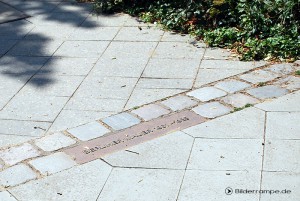 Mauerverlauf durch Pflastersteine gekennzeichnet