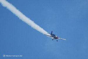 Flugzeug macht Streifen, keine Chemtrails