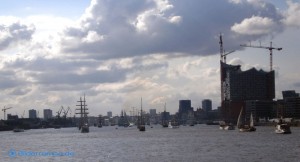 Die Baustelle der Elbphilharmonie an der Elbe