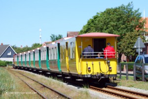 Vorbeifahrt der Borkumer Kleinbahn