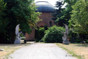 Marmorengel am Eingang zum Friedhof