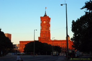 Auch die Uhr im Turm des Roten Rathaus in Berlin muß umgestellt werden