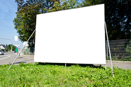 Ein Werbebanner an einer Straße | © Calado - Fotolia.com