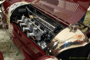 Blick in den Motorraum des Bentley