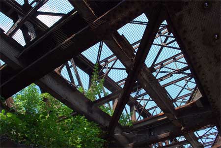 Auch eine ungenutzte Eisenbahnbrücke ist ein Lost Place