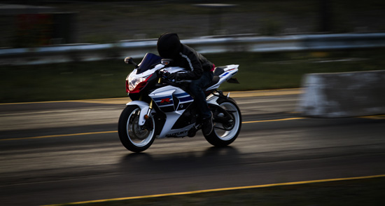 Motorradfahrer fotografieren | Foto: William Daigneault on Unsplash