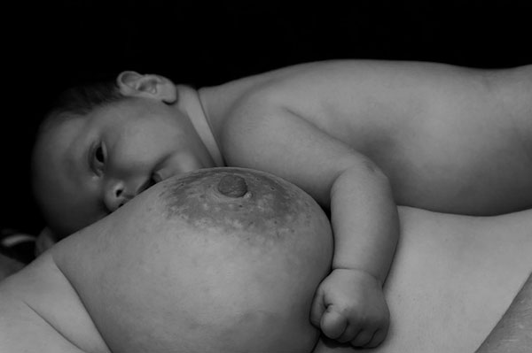 Baby an der Brust stillen | Foto: Bru-nO, pixabay.com, Pixabay License